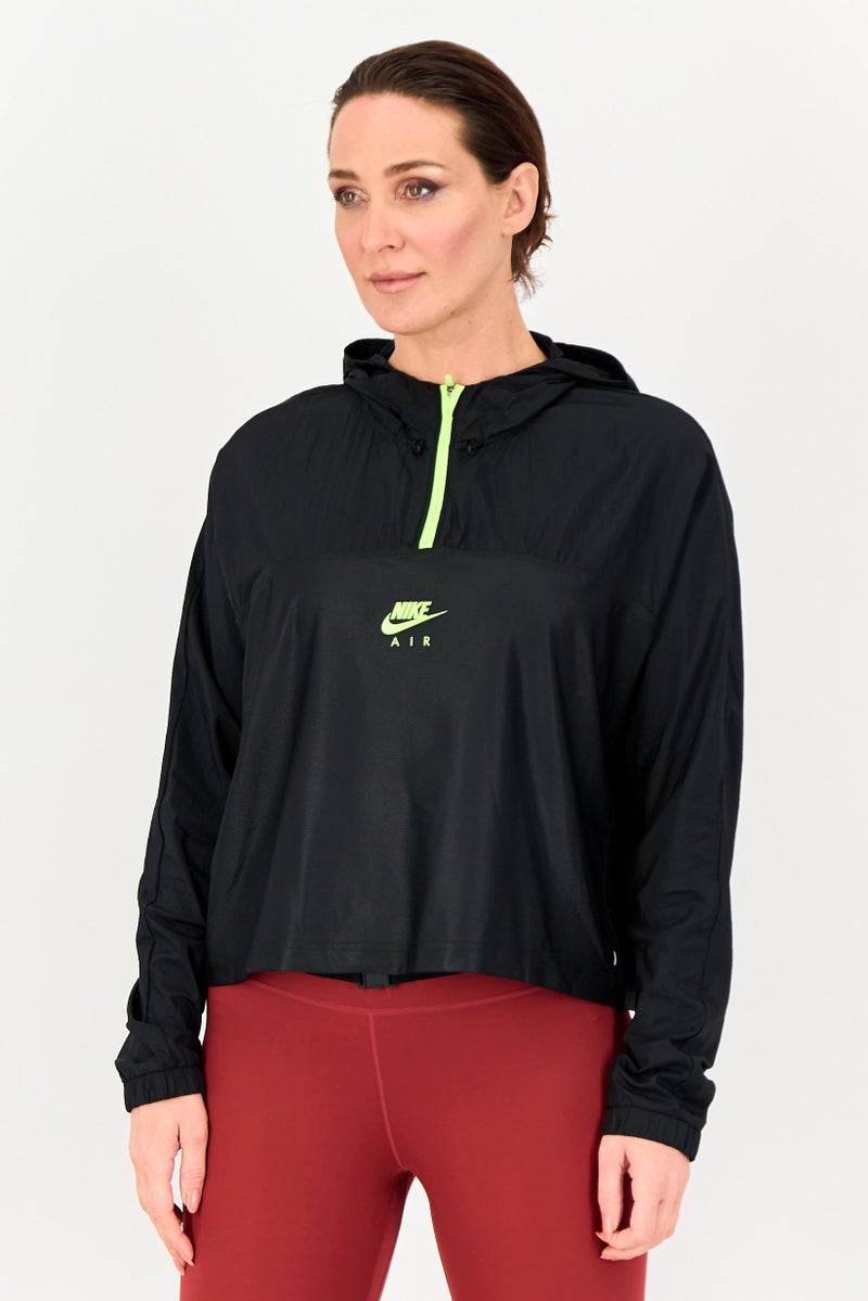 Nike جاكيت رياضي نسائي بأكمام طويلة مناسب للجري، أسود - Image 1